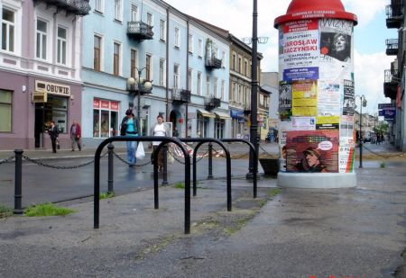 Radom. Stojaki rowerowe na ul. Żeromskiego