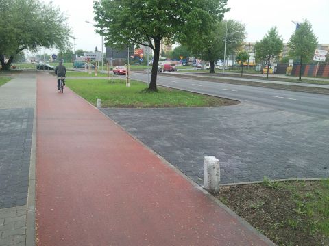 Radom. Ul. Warszawska, fuszerki na drodze rowerowej