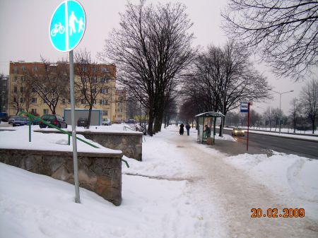 Radom. Droga rowerowa na ul. Maratońskiej w śniegu