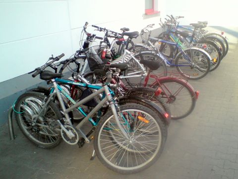 Radom. Stojaki rowerowe przed CH M1 Radom. Stojaki rowerowe przed CH M1