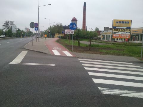 Radom. Ul. Warszawska, fuszerki na drodze rowerowej