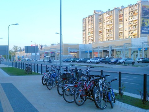 Radom. Brakuje stojaków rowerowych przy Galerii Słonecznej Radom. Brakuje stojaków rowerowych przy Galerii Słonecznej