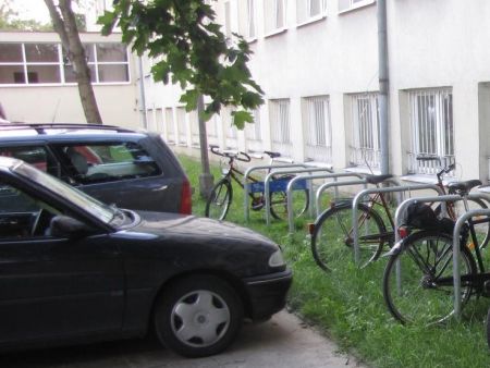 Radom. Stojaki rowerowe przed szkołami