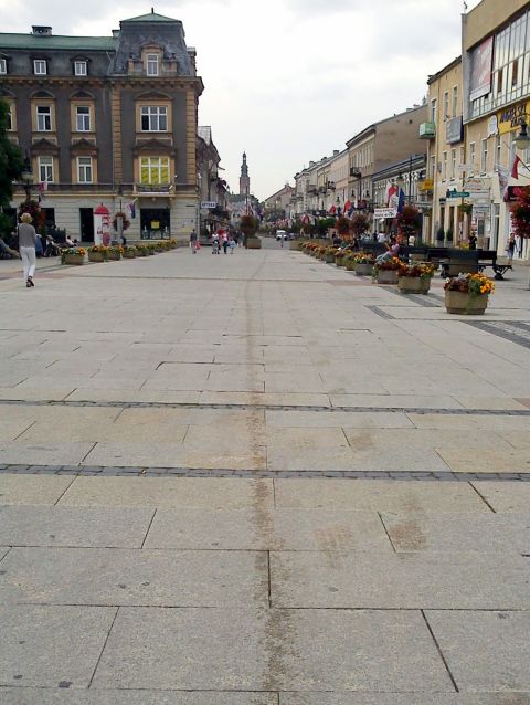 Radom. Poplamiony odlejem samochodowym deptak