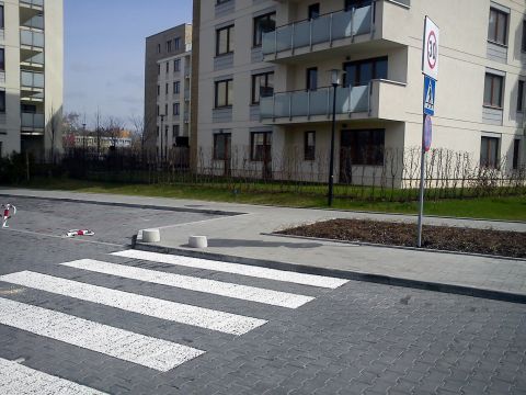 Radom. Ulica Zegara Słonecznego i wysokie krawężniki Radom. Ulica Zegara Słonecznego i wysokie krawężniki