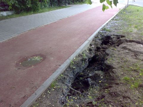 Radom. Ul. Warszawska, zapadnięta droga rowerowa Radom. Ul. Warszawska, zapadnięta droga rowerowa