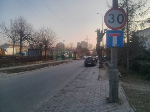Radom. Ulica Chałubińskiego, brak oznakowania T-22