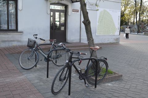 Radom. Stojaki rowerowe, cmentarzrzymskokatolicki, ul. Limanowskiego, cementary bicycle parking rack