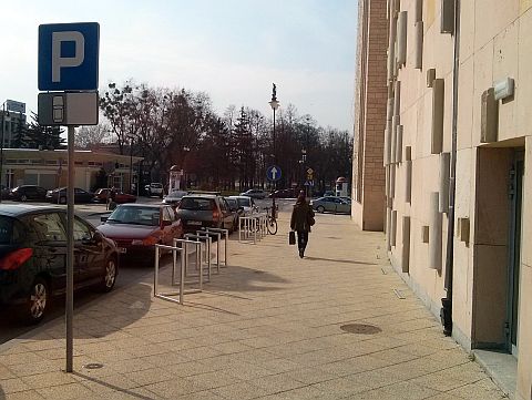 Radom. Stojaki U kształtne przez Teatrem Powszechnym