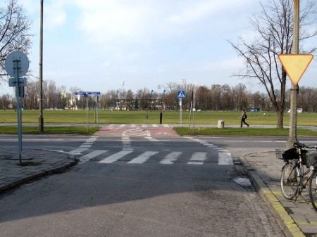 Kraków. Ul. Kasztelańska, droga rowerowa jako czwarty wlot skrzyżowania Kraków. Ul. Kasztelańska, droga rowerowa jako czwarty wlot skrzyżowania