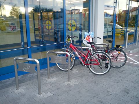 Radom. Stojaki rowerowe przed sklepm Lidl