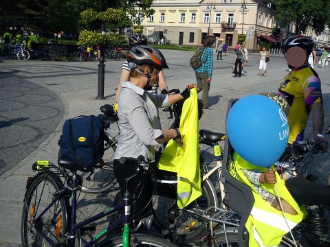 Radom. Co robią rowerzyści z kamizelkami otrzymanymi od policjantów? Chowają je do plecaków! Radom. Co robią rowerzyści z kamizelkami otrzymanymi od policjantów? Chowają je do plecaków!