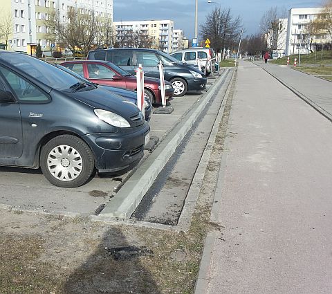 Radom, ul. Wierzbicka - ograniczniki parkowania przy drodze dla rowerów