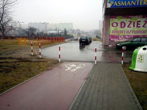 Radom. Słupki blokujące wjazd na drogę rowerową w al. Grzecznarowskiego Radom. Słupki blokujące wjazd na drogę rowerową w al. Grzecznarowskiego