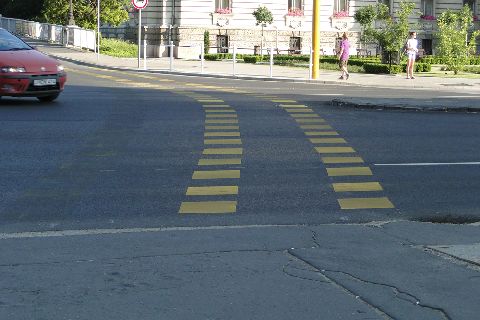 Gyor. Wjazd i zjazd dla rowerów z deptaka na główną ulicę w mieście Gyor. Wjazd i zjazd dla rowerów z deptaka na główną ulicę w mieście
