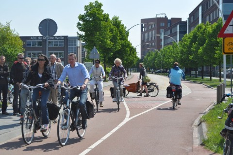 Miejski ruch rowerowy w Zwolle. Ludzie wygladają przyzwoicie - rowerzysta w kamizelce odblaskowej byłby brany za dziwaka... Miejski ruch rowerowy w Zwolle. Ludzie wygladają przyzwoicie - rowerzysta w kamizelce odblaskowej byłby brany za dziwaka...