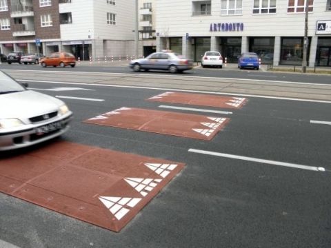 Warszawa. Progi wyspowe na ul. Stawki. Źródło zdjęcia: http://www.mmwarszawa.pl