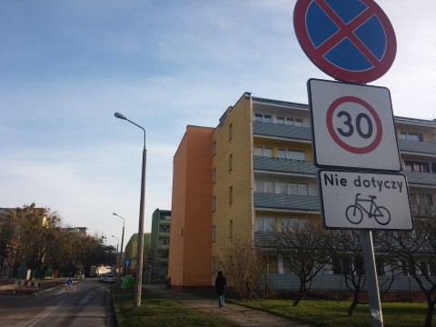 Radom. Skrzyżowanie wokoł sklepu Aldik Radom. Skrzyżowanie wokoł sklepu Aldik