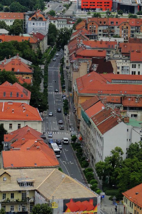 Lublana. Jedna z głównych ulic w centrum - gdzie są parkujące samochody? Lublana. Jedna z głównych ulic w centrum - gdzie są parkujące samochody?