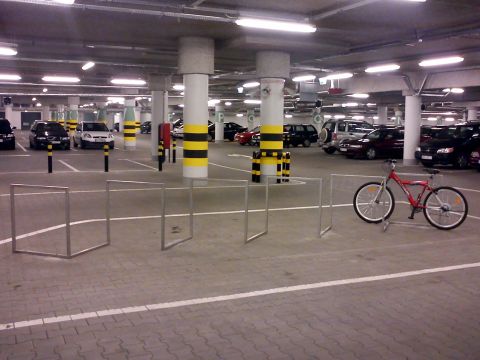 Radom. Stojaki rowerowe pod Galerią Słoneczną Radom. Stojaki rowerowe pod Galerią Słoneczną