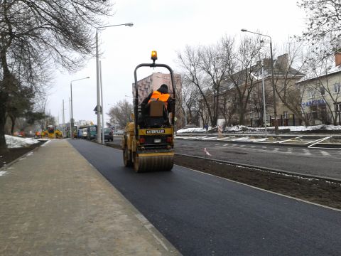Radom. Budowa drogi rowerowej na ul. Warszawskiej. Masa bitumiczna rozściełana w temperaturze 0 stopni Celsjusza Radom. Budowa drogi rowerowej na ul. Warszawskiej. Masa bitumiczna rozściełana w temperaturze 0 stopni Celsjusza