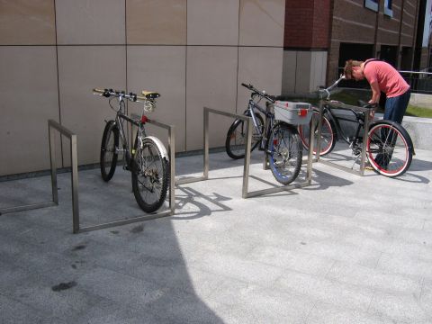 Warszawa. Stojaki rowerowe przed Centrum Handlowym Arkadia Warszawa. Stojaki rowerowe przed Centrum Handlowym Arkadia