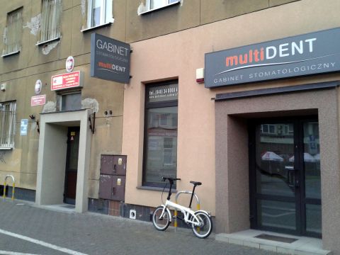 Radom. Stojaki rowerowe przed Multidentem i MZDiK Radom. Stojaki rowerowe przed Multidentem i MZDiK
