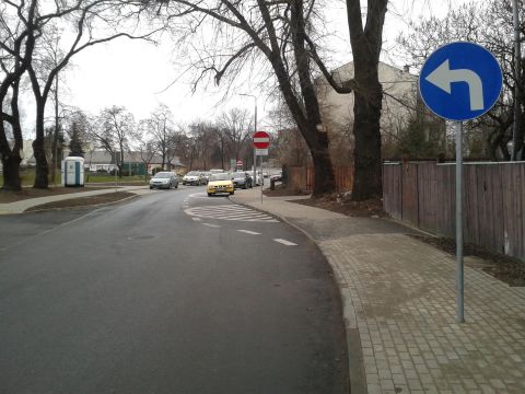 Radom. Ulica Koszarowa, brak oznakowania T-22