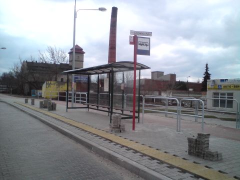 Radom, ul. Warszawska, wygrodzenia przy drodze rowerowej
