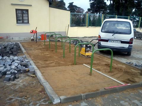 Radom. Stojaki rowerowe przed Parafia Świętego Mikołaja na ulicy Warszawskiej Radom. Stojaki rowerowe przed Parafia Świętego Mikołaja na ulicy Warszawskiej