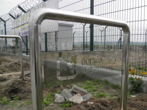 Radom. Stojaki rowerowe przed terminalnem portu lotniczego. Airport Radom, bicycle parking rack Radom. Stojaki rowerowe przed terminalnem portu lotniczego. Airport Radom, bicycle parking rack