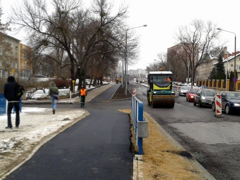 Radom. Budowa drogi rowerowej na ul. Warszawskiej. Masa bitumiczna rozściełana w temperaturze 0 stopni Celsjusza 