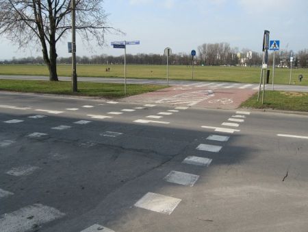 Kraków. Ul. Kasztelańska, droga rowerowa jako czwarty wlot skrzyżowania Kraków. Ul. Kasztelańska, droga rowerowa jako czwarty wlot skrzyżowania