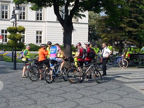 Radom. Co robią rowerzyści z kamizelkami otrzymanymi od policjantów? Chowają je do plecaków! Radom. Co robią rowerzyści z kamizelkami otrzymanymi od policjantów? Chowają je do plecaków!