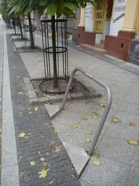 Radom. Zniszczony stojak rowerowy na ulicy Moniuszki