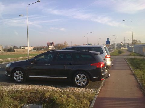Radom. Blokowana droga dla rowerów na ul. Słowackiego Radom. Blokowana droga dla rowerów na ul. Słowackiego