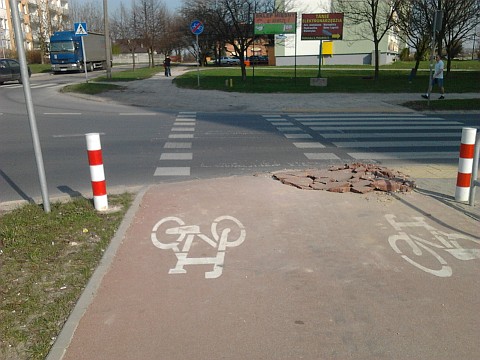 Radom, dziura w drodze rowerowej, ul. Sycyńska