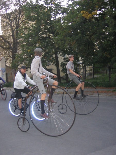 DBS 2006. Przejazd rowerowy DBS 2006. Akrobaci prowadza przejazd rowerowy.