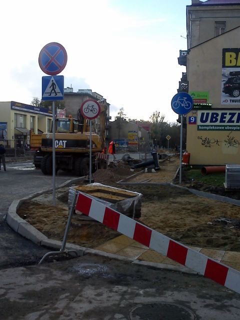 Radom. Ulica Kelles-Krauza, droga rowerowa zaczyna się kilkanście metrów od skrzyżowania