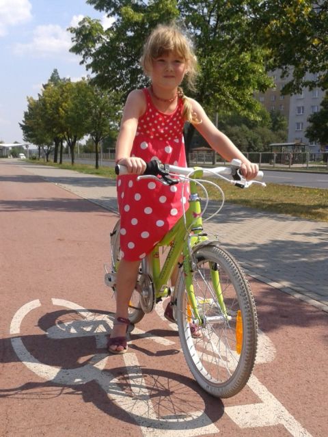 Radom. Cycle Chic na drodze rowerowej, al. Grzecznrowskiego