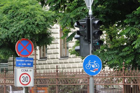 Lublana. Wjazd do centrum, zakaz parkowania, strefa 30 km/h i droga rowerowa Lublana. Wjazd do centrum, zakaz parkowania, strefa 30 km/h i droga rowerowa