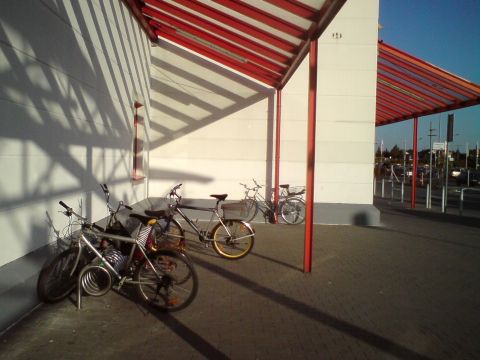 Radom. Stojak rowerowy przed M1