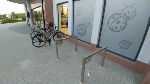 Radom. Biedronka, Placowa 10 stojaki dla rowerów
