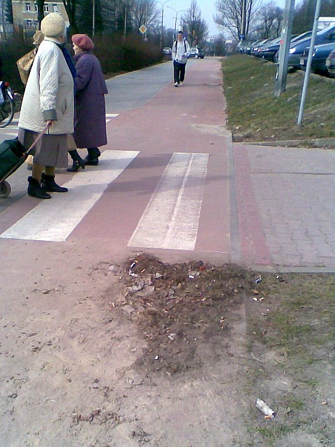 Piasek i brud na drodze dla rowerów - Radom, ul. Grzecznarowskiego Piasek i brud na drodze dla rowerów - Radom, ul. Grzecznarowskiego