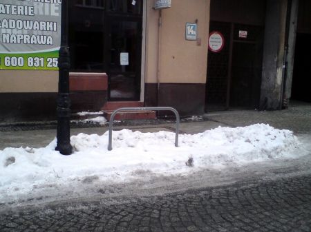 Radom. Zaśnieżone stojaki na ul. Moniuszki Radom. Zaśnieżone stojaki na ul. Moniuszki