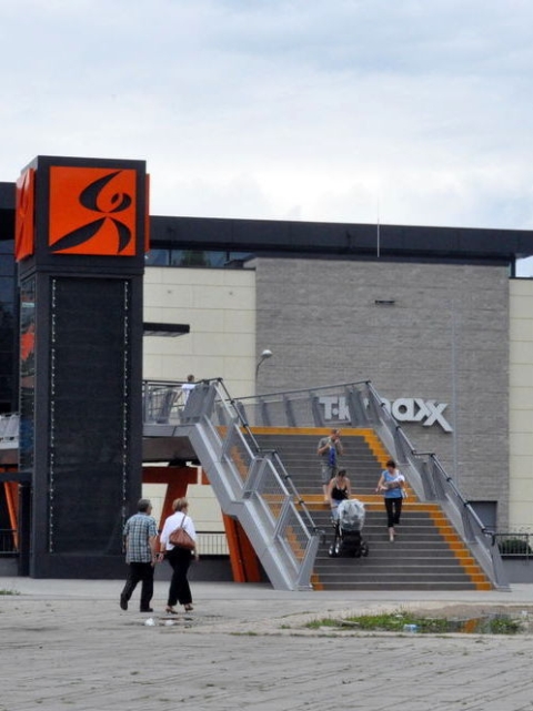 Radom. Awaria kładki przy Galerii Słonecznej zmusza rodziców z wózkami do ekstremalnych zachowań Radom. Awaria kładki przy Galerii Słonecznej zmusza rodziców z wózkami do ekstremalnych zachowań