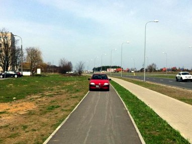 Radom. Mieszka I, samochód na drodze rowerowej