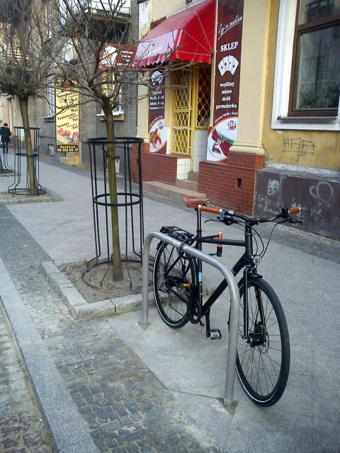Radom. Naprawiony stojak na ul. Moniuszki Radom. Naprawiony stojak na ul. Moniuszki