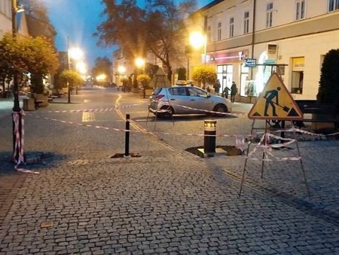 Radom. Montaż słupków na deptaku, ul. Żeromskiego