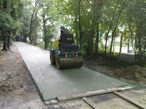 Radom. Zielony asfalt na drodze dla rowerów w parku im. Kościuszki